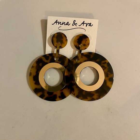 Anna & Ava Large Tortoise Shell Earrings - Picture 2 of 2